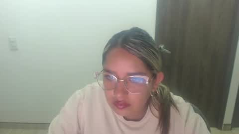 Snapshot of camivilla393140 chatting on July 7, 10:30 am camivilla393140 online show from July 7, 10:30 am