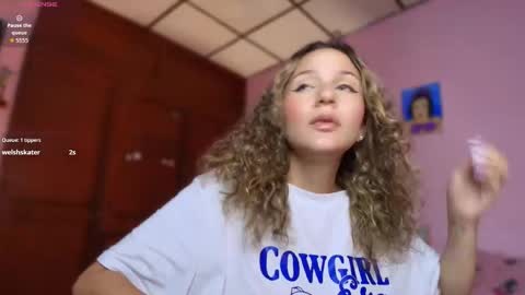 Snapshot of candase_ chatting on October 4, 2:53 am Candase online show from October 4, 2:53 am