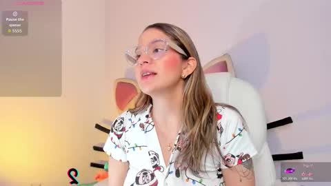 Snapshot of candase_ chatting on December 3, 2:08 am Candase online show from December 3, 2:08 am