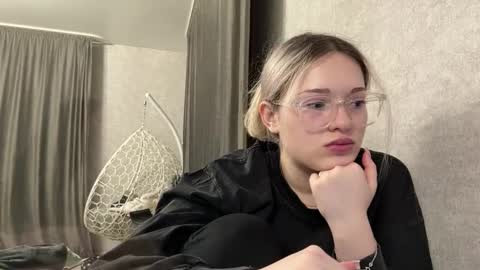 candelariahile online show from February 17, 2:24 pm