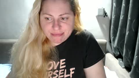 Snapshot of candycream74 chatting on February 17, 3:31 pm Laura online show from February 17, 3:31 pm