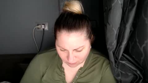 Snapshot of candycream74 chatting on November 12, 8:04 am Laura online show from November 12, 8:04 am