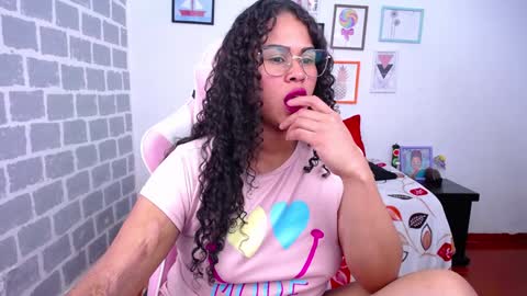 Snapshot of candyhot_sex chatting on December 19, 8:23 am Karen online show from December 19, 8:23 am