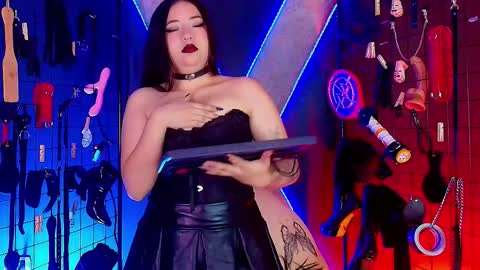 Snapshot of candyqueen_bdsm_ chatting on February 8, 3:32 am candyqueen_bdsm_ online show from February 8, 3:32 am