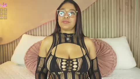 Canela Hot  online show from April 14, 12:33 pm