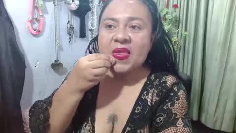 Snapshot of canelacollins chatting on December 15, 4:39 am CanelaCollins online show from December 15, 4:39 am