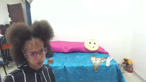 Snapshot of canella_hotx chatting on December 20, 3:42 pm Canela online show from December 20, 3:42 pm