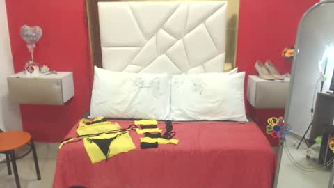 Snapshot of canella_hotx chatting on October 27, 7:29 pm Canela online show from October 27, 7:29 pm