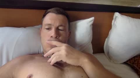 Snapshot of capt_oliver chatting on November 1, 4:25 am follow my twitter online show from November 1, 4:25 am