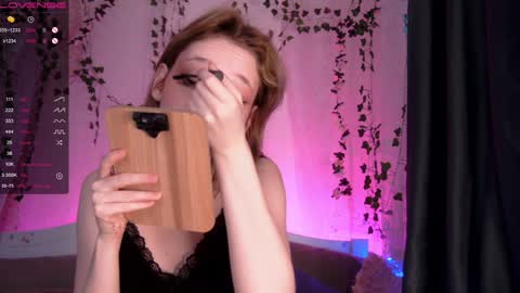 Snapshot of caramelangels chatting on November 9, 5:17 am Viola Marika and Visma online show from November 9, 5:17 am