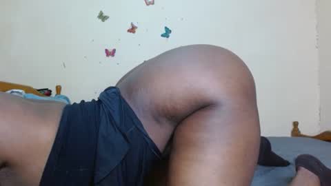 Snapshot of caramelebony_ chatting on May 23, 8:29 am caramelebony_ online show from May 23, 8:29 am
