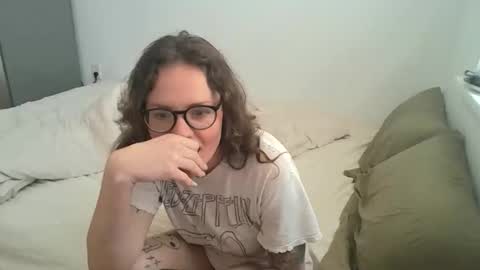 Snapshot of caraviolet chatting on May 20, 6:03 pm caraviolet online show from May 20, 6:03 pm