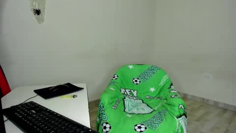 Snapshot of cardrey05 chatting on December 15, 3:00 am Carlos and Cristian online show from December 15, 3:00 am