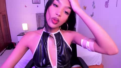 Snapshot of carley_lux chatting on October 21, 3:35 pm carley lux online show from October 21, 3:35 pm