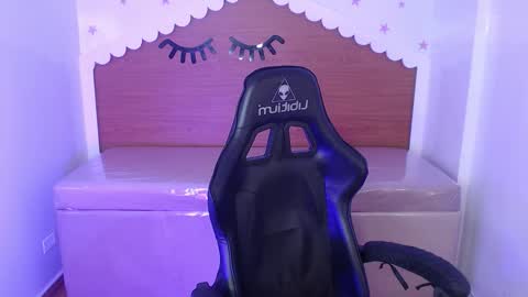 Snapshot of carlie_mayer chatting on October 22, 3:07 am CARLYE online show from October 22, 3:07 am