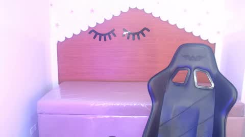 Snapshot of carlie_mayer chatting on November 15, 3:15 am CARLYE online show from November 15, 3:15 am