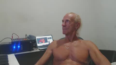 carlos online show from April 20, 11:50 pm