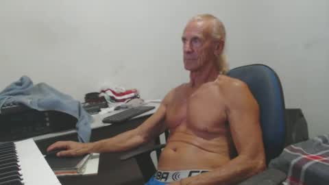 Snapshot of carlos2557 chatting on April 26, 4:43 am carlos online show from April 26, 4:43 am