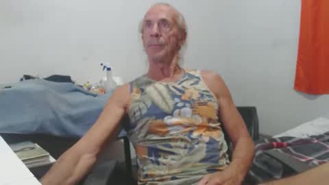 Snapshot of carlos2557 chatting on May 2, 2:38 am carlos online show from May 2, 2:38 am