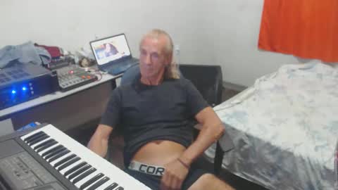 Snapshot of carlos2557 chatting on May 4, 9:11 pm carlos online show from May 4, 9:11 pm