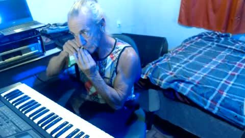 Snapshot of carlos2557 chatting on June 23, 2:31 am carlos online show from June 23, 2:31 am