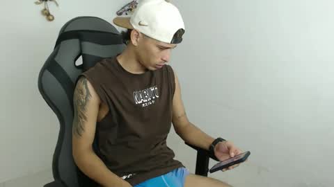 Snapshot of carlossmi01 chatting on December 5, 11:30 am carlossmi01 online show from December 5, 11:30 am