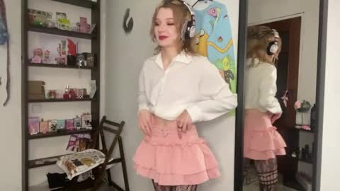 Snapshot of carmenlavelli chatting on May 30, 10:18 pm Elina online show from May 30, 10:18 pm