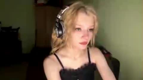 Snapshot of carmenlavelli chatting on June 19, 11:52 pm Elina online show from June 19, 11:52 pm