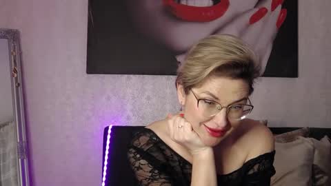 CaroJhones online show from February 21, 1:00 pm