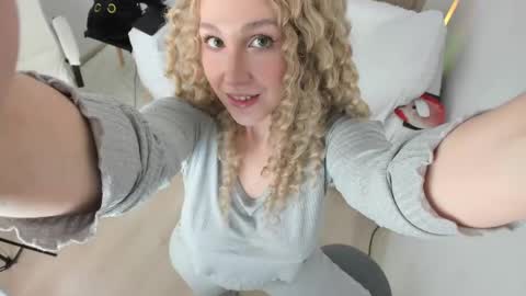 Snapshot of carol_may_ chatting on May 18, 5:35 am carol_may_ online show from May 18, 5:35 am