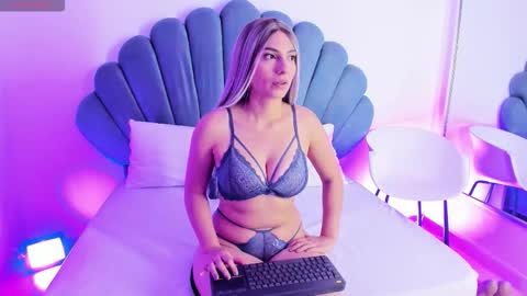 Snapshot of carolainsmith chatting on October 4, 12:14 pm Carolain online show from October 4, 12:14 pm