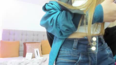 Snapshot of carolina_hernandez22 chatting on October 2, 12:23 pm Carolina online show from October 2, 12:23 pm