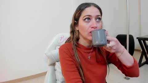 Snapshot of carolina_hernandez22 chatting on November 10, 12:15 pm Carolina online show from November 10, 12:15 pm