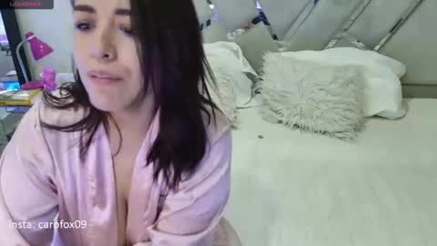 caroline online show from April 25, 2:03 pm