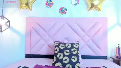 Snapshot of caroline_daring chatting on June 22, 12:24 pm caroline daring online show from June 22, 12:24 pm