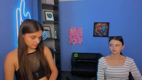 Snapshot of caroline_honeyy chatting on May 20, 11:05 am Caroline online show from May 20, 11:05 am