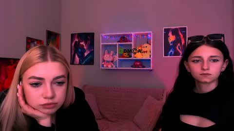 Snapshot of caroline_honeyy chatting on June 17, 9:23 am Caroline online show from June 17, 9:23 am