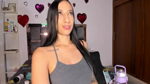 Snapshot of caroline_m8 chatting on February 19, 2:33 am CAROLINE online show from February 19, 2:33 am