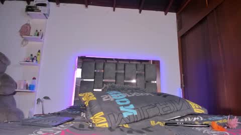 Snapshot of caroline_m8 chatting on September 19, 11:33 am CAROLINE online show from September 19, 11:33 am