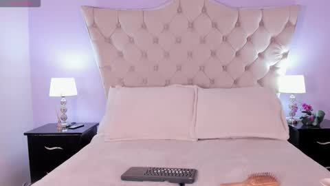 Caroline online show from October 7, 7:33 pm