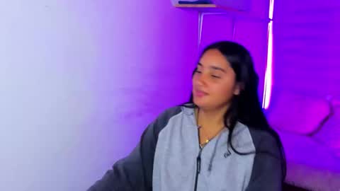 caroline_rodriguez_9 online show from January 6, 4:43 pm