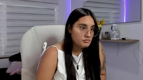 caroline_rodriguez_9 online show from April 18, 7:18 pm