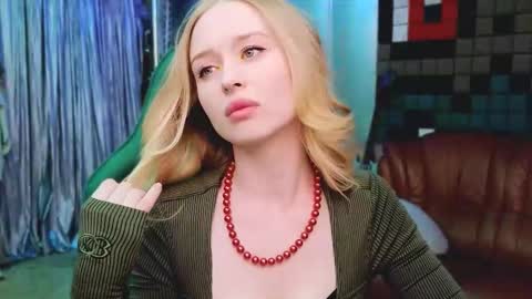 Caroline online show from November 25, 4:40 pm