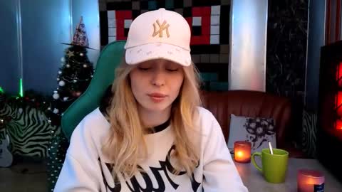 Caroline online show from December 22, 6:27 pm