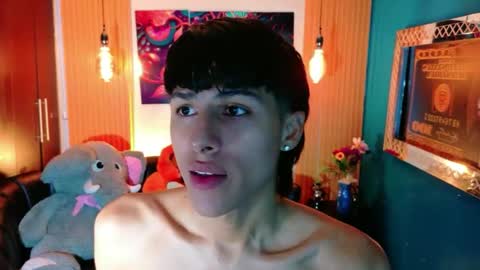 Snapshot of carolinejesh chatting on May 6, 12:32 pm carolinejesh online show from May 6, 12:32 pm