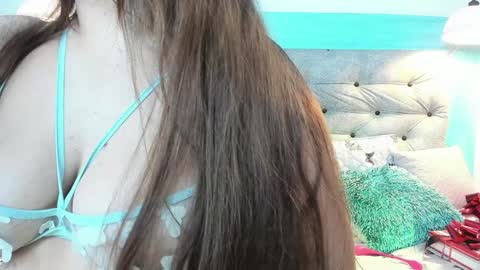 Snapshot of carolinne_89 chatting on December 13, 2:16 pm caro online show from December 13, 2:16 pm
