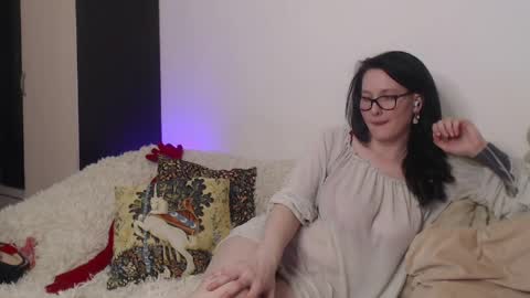 Caroline online show from April 2, 9:01 pm