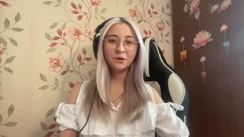 Snapshot of casandrabremme chatting on June 17, 10:39 am Mia online show from June 17, 10:39 am