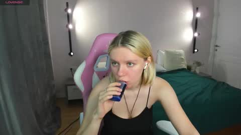 Snapshot of casey__miller chatting on October 6, 1:36 am casey__miller online show from October 6, 1:36 am