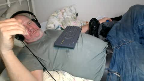 Snapshot of casinocam chatting on June 27, 12:37 am CasinoCam online show from June 27, 12:37 am
